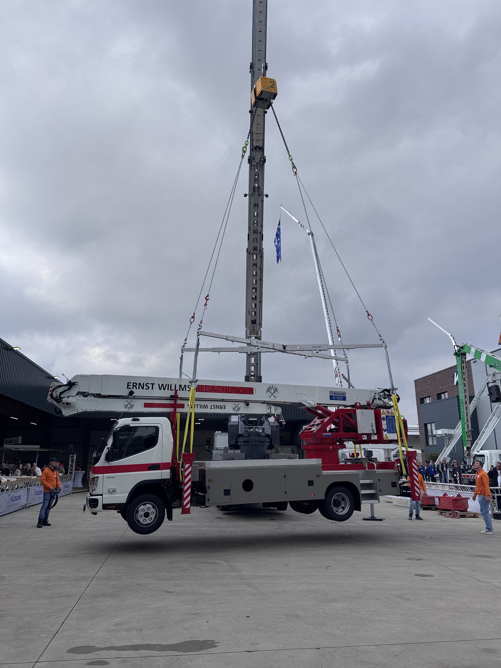 Klaas Kranwagen hebt eine Wacker-Traverse auf der Messe