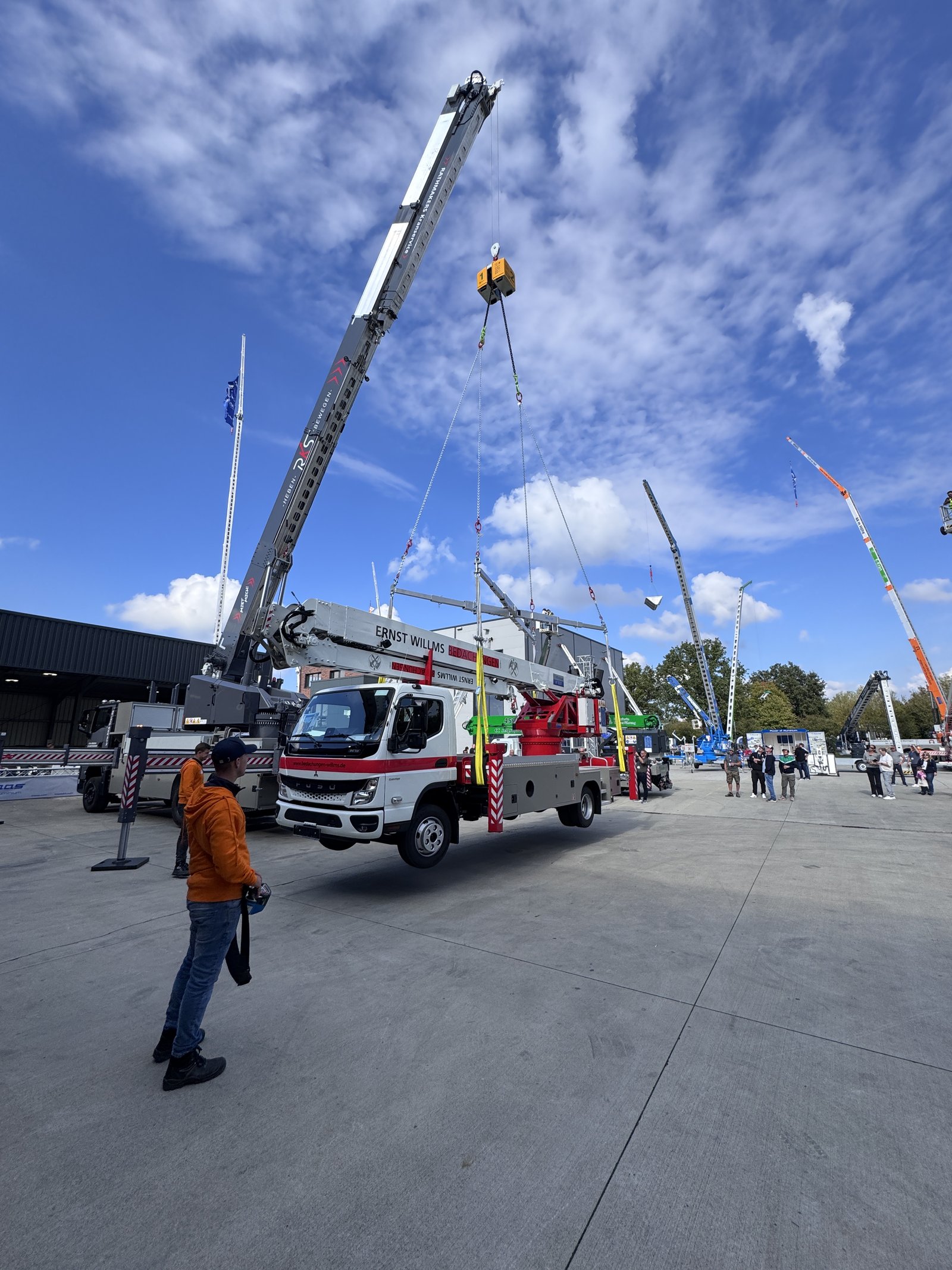 Klaas Mobilkran hebt eine Wacker-Traverse auf einer Fachmesse
